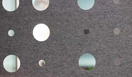 CoverSingle, rumdeler i filt udsnit grå filt