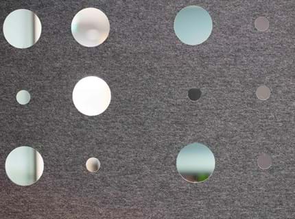 CoverSingle, rumdeler i filt udsnit grå filt