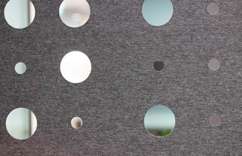 CoverSingle, rumdeler i filt udsnit grå filt