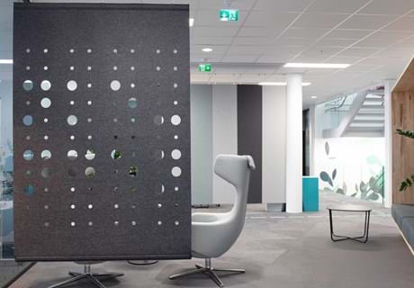 CoverSingle rumdeler i filt nedhængt fra loft