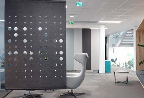 CoverSingle rumdeler i filt nedhængt fra loft