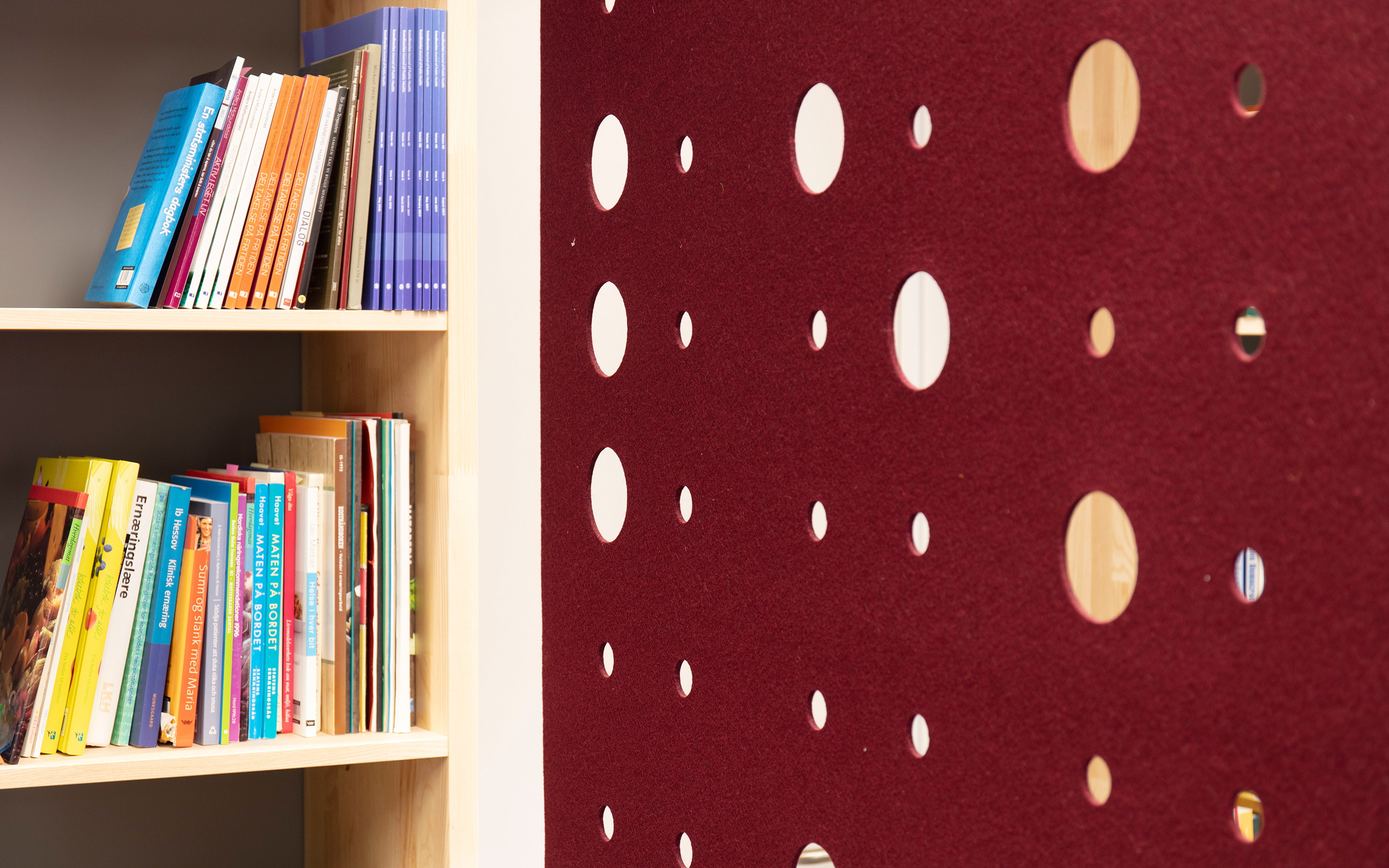 CoverSingle rumdeler i filt nedhængt fra loft