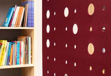 CoverSingle rumdeler i filt nedhængt fra loft