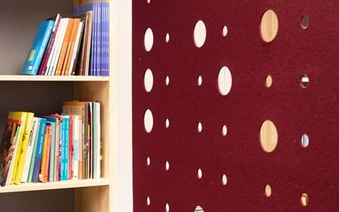 CoverSingle rumdeler i filt nedhængt fra loft