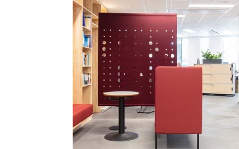 CoverSingle rumdeler i filt nedhængt fra loft