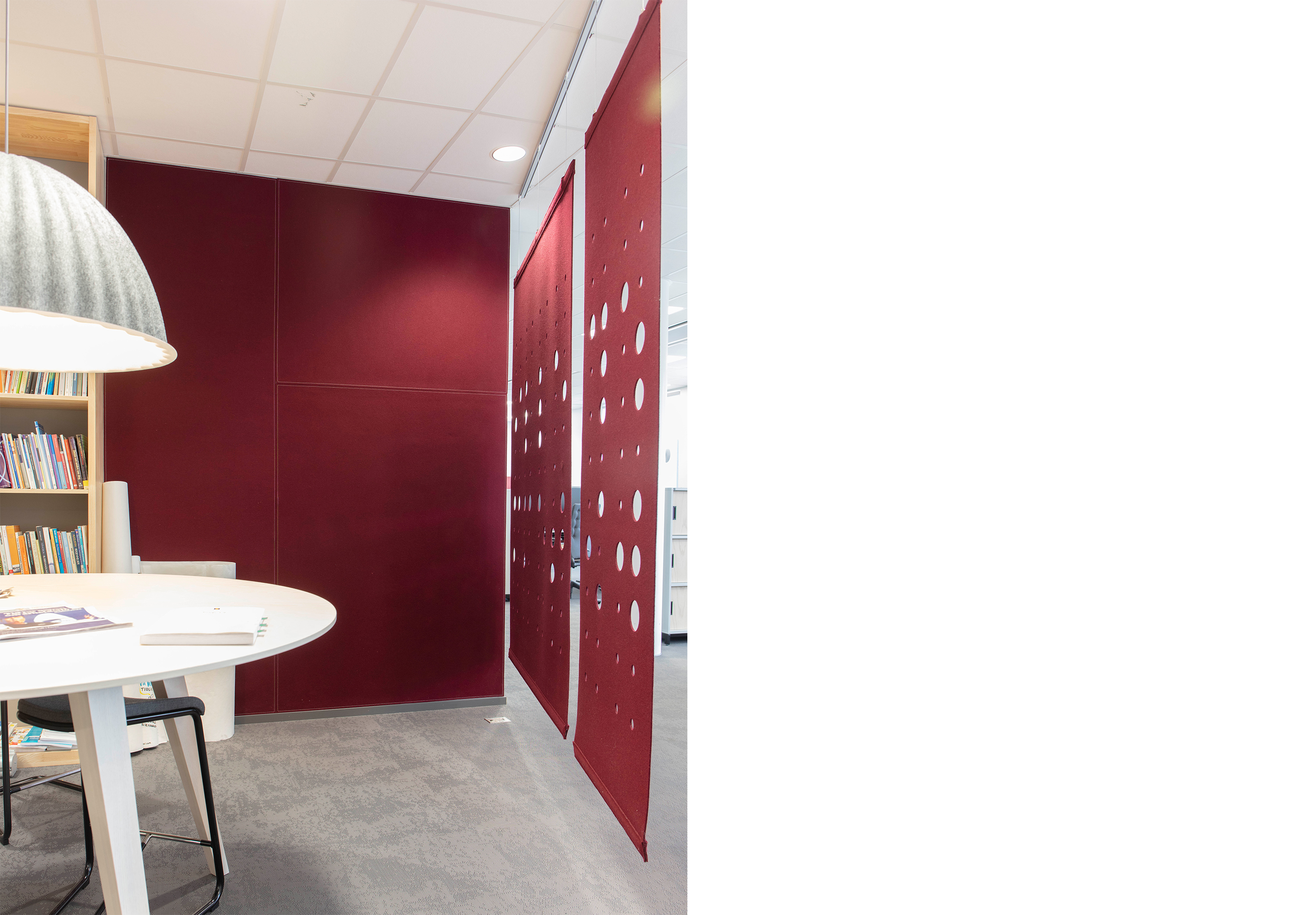 CoverSingle rumdeler i filt nedhængt fra loft og filt på væggen