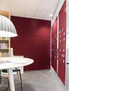 CoverSingle rumdeler i filt nedhængt fra loft og filt på væggen