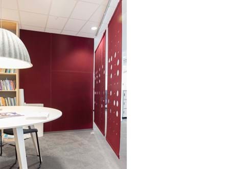 CoverSingle rumdeler i filt nedhængt fra loft og filt på væggen