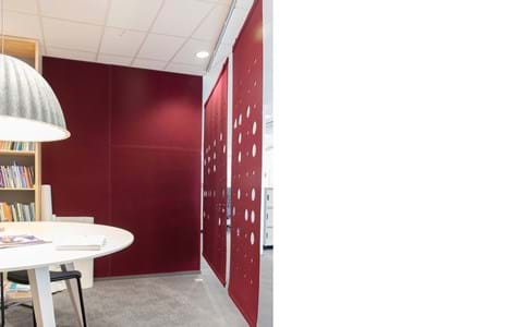 CoverSingle rumdeler i filt nedhængt fra loft og filt på væggen