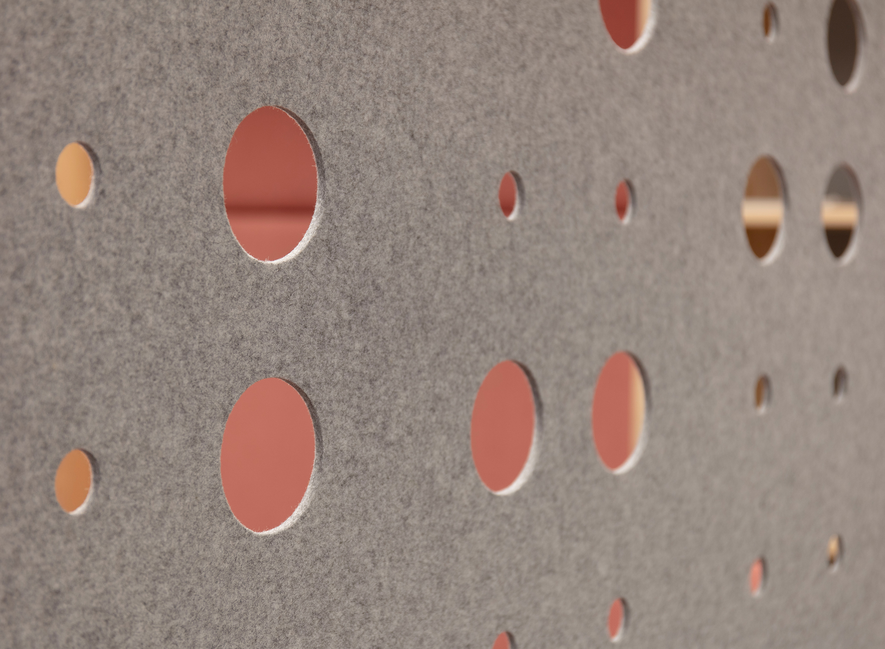 CoverSingle rumdeler i filt nedhængt fra loft