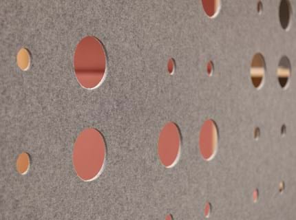 CoverSingle rumdeler i filt nedhængt fra loft