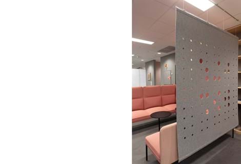 CoverSingle rumdeler i filt nedhængt fra loft