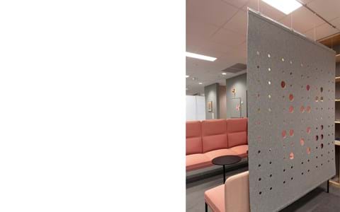 CoverSingle rumdeler i filt nedhængt fra loft