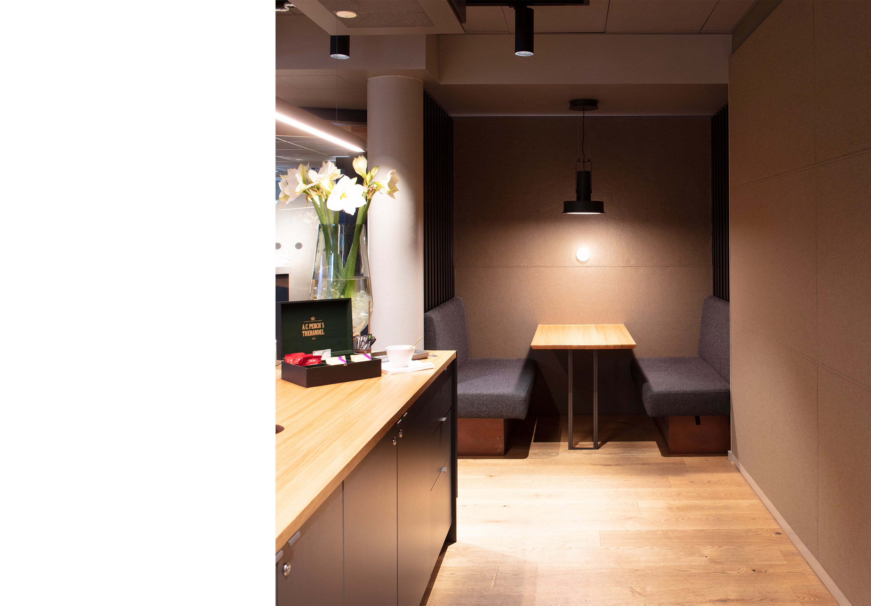 1, Fraster filt opklæbet på væg