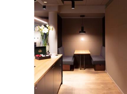 1, Fraster filt opklæbet på væg