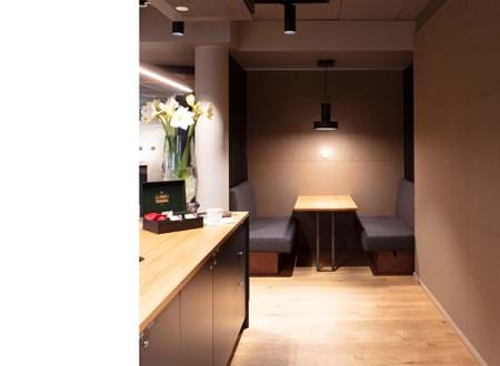 1, Fraster filt opklæbet på væg