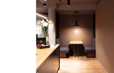 1, Fraster filt opklæbet på væg