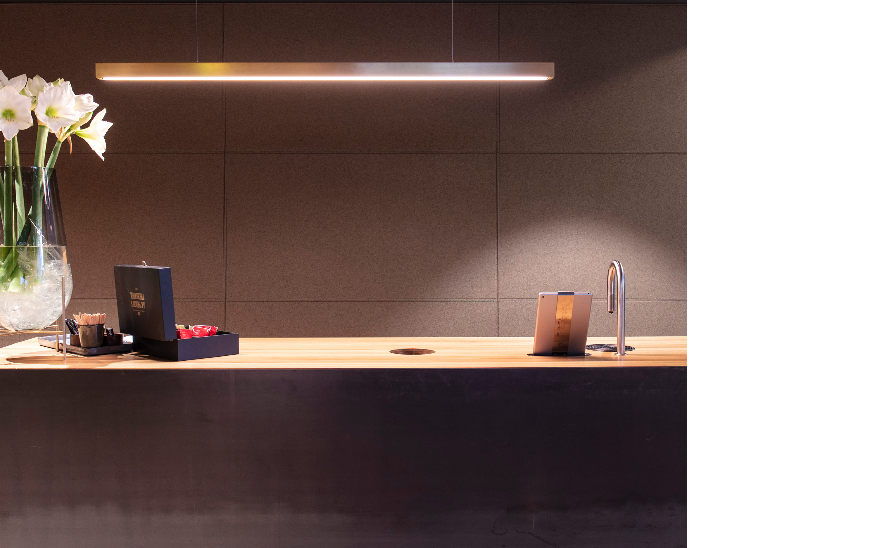 2, 1, Fraster filt opklæbet på væg