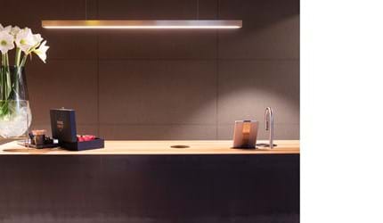 2, 1, Fraster filt opklæbet på væg