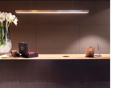 2, 1, Fraster filt opklæbet på væg