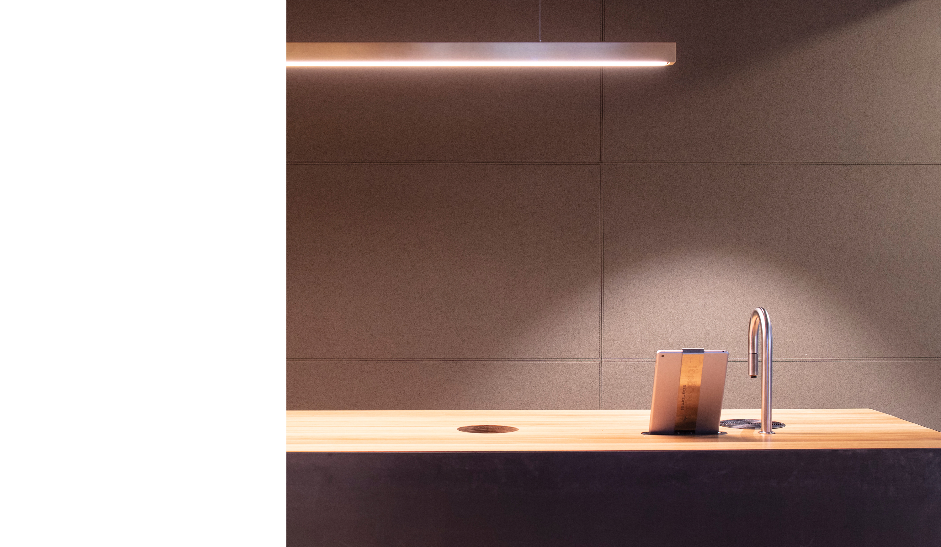 3,  Fraster filt opklæbet på væg