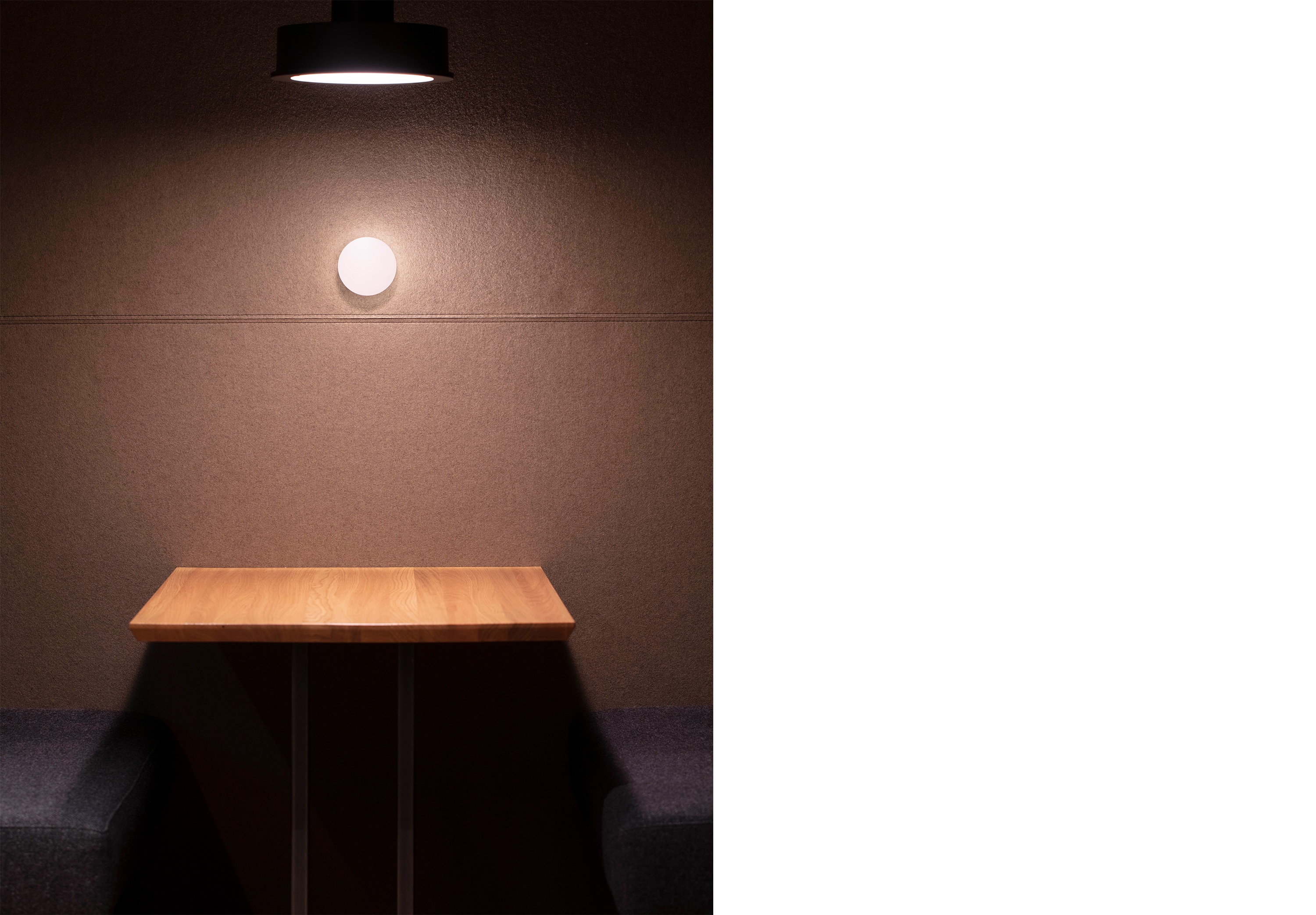 4,Fraster filt opklæbet på væg