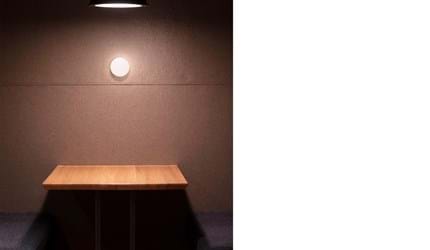 4,Fraster filt opklæbet på væg