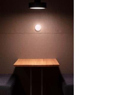 4,Fraster filt opklæbet på væg