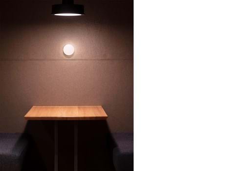 4,Fraster filt opklæbet på væg