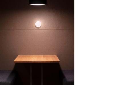 4,Fraster filt opklæbet på væg