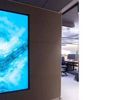 6, Fraster filt opklæbet på væg