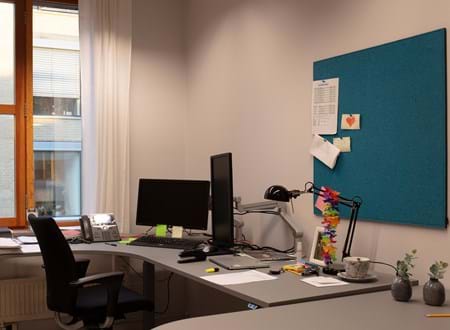 Opslagstavle med filt, TInghuset i Oslo (2)