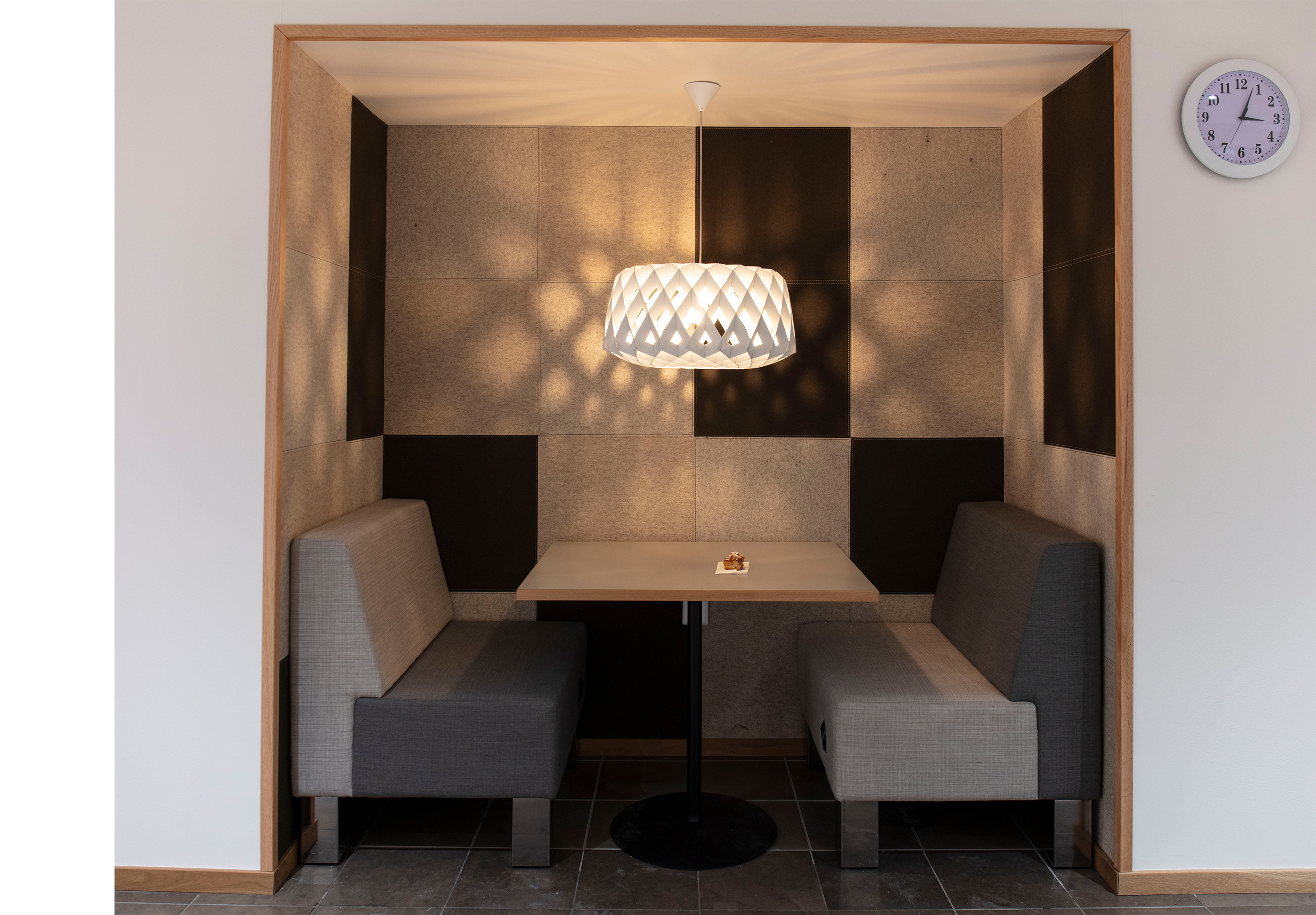 Fraster opklæbet filt på væg i cafe