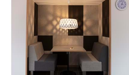 Fraster opklæbet filt på væg i cafe