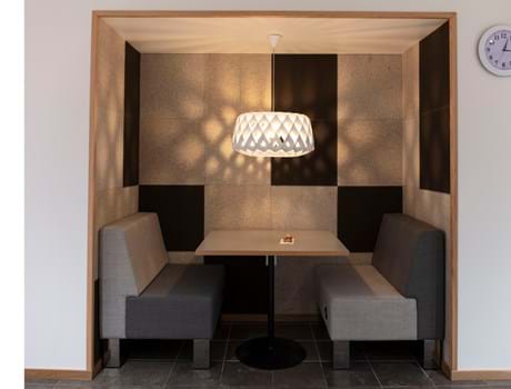 Fraster opklæbet filt på væg i cafe