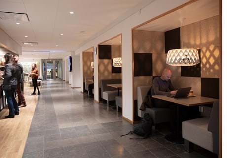 Fraster opklæbet filt på væg i cafe