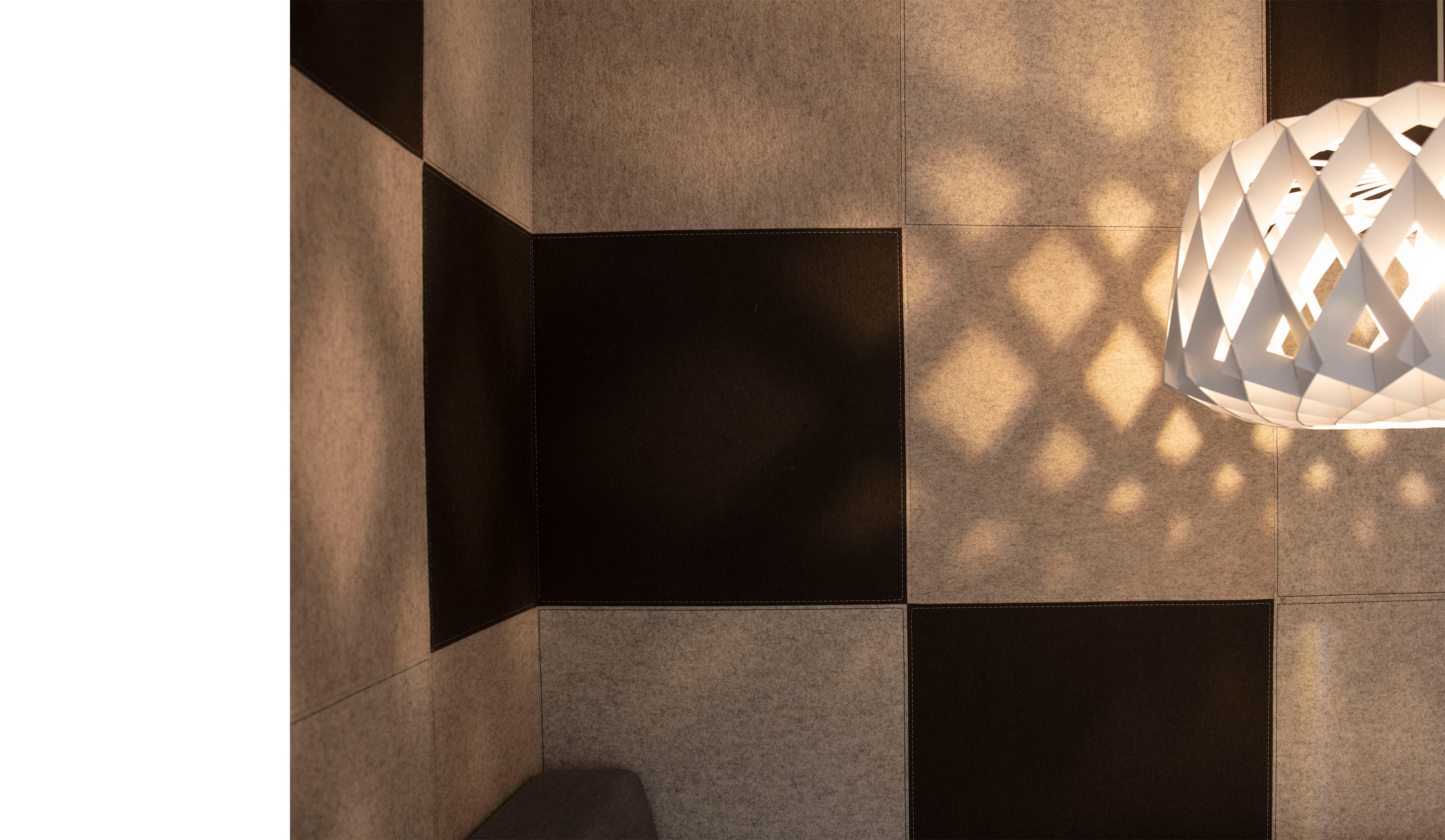 Fraster opklæbet filt på væg i cafe