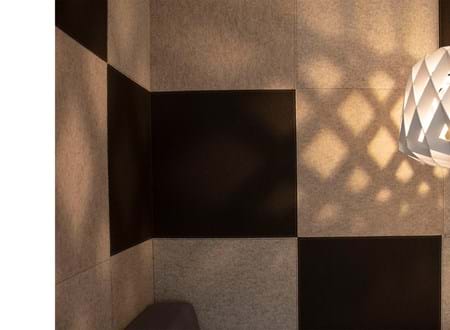 Fraster opklæbet filt på væg i cafe