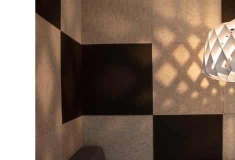 Fraster opklæbet filt på væg i cafe