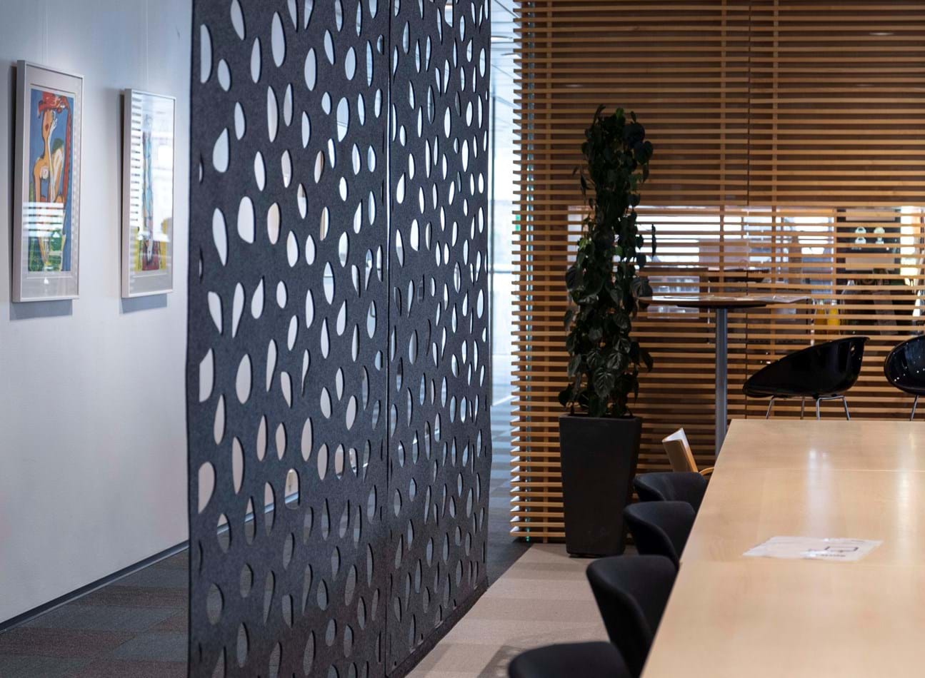 kontorlokale med rumdeler i grå filt