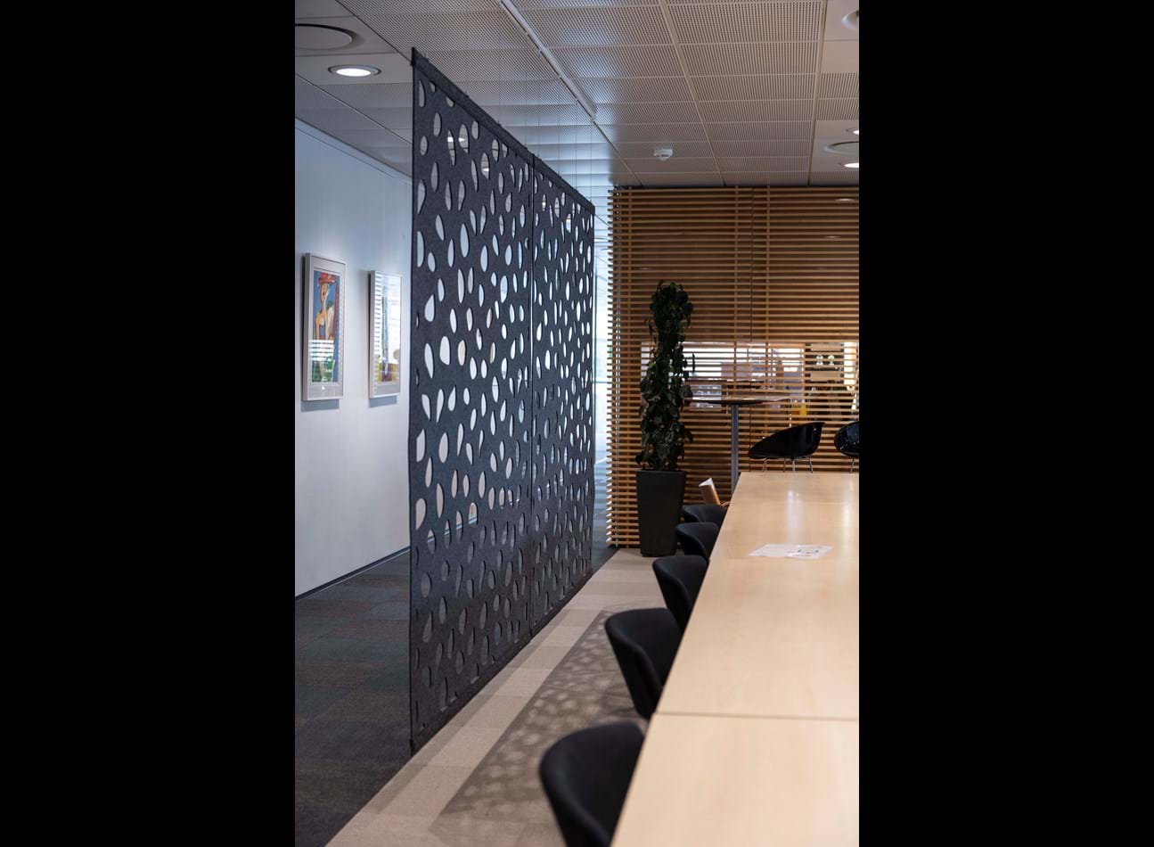 kontorlokale med rumdeler i grå filt