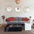 Brunt sisal tæppe kvalitet Lunar i stue med sofa og orange puder