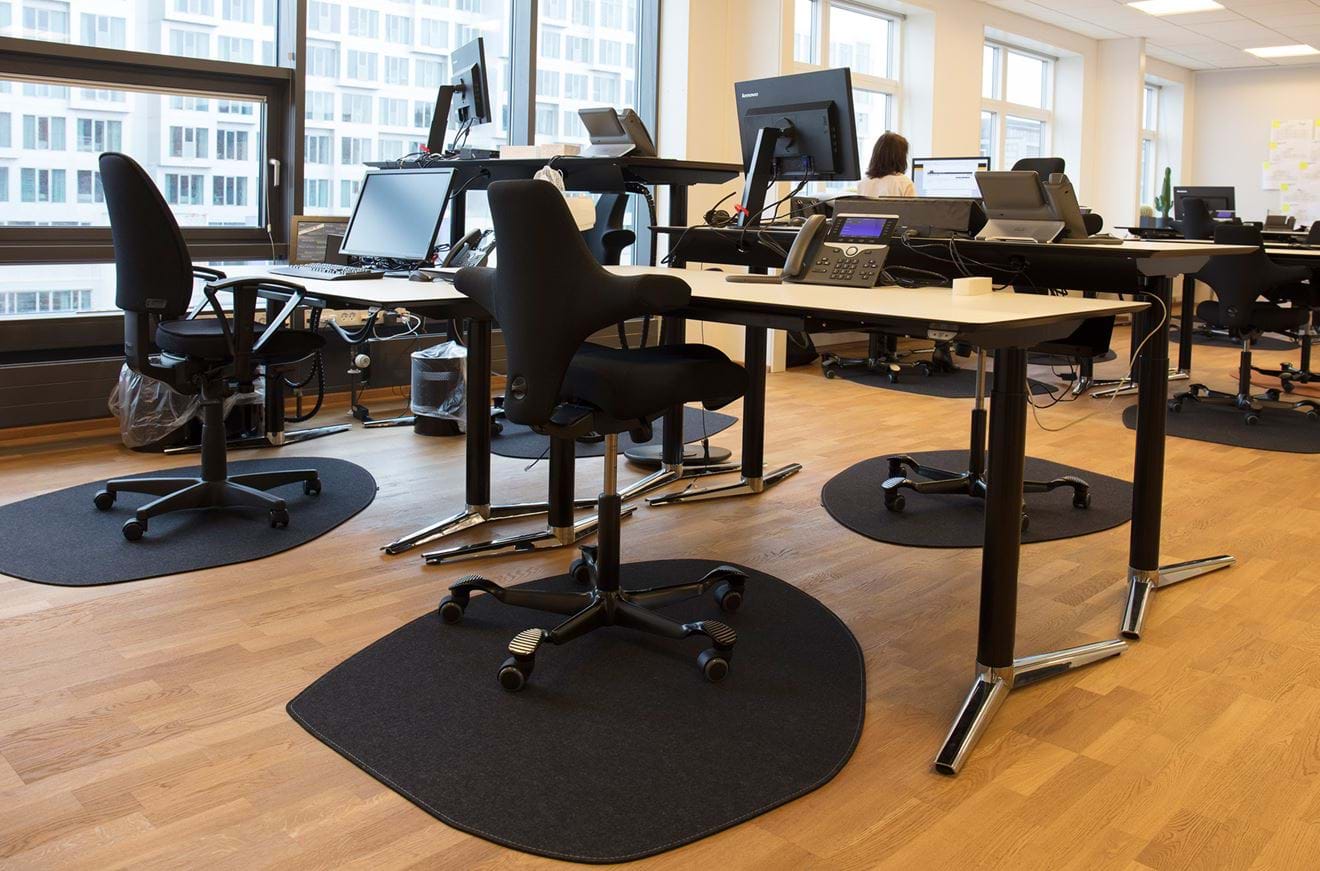 grå stoleunderlag i filt på kontor arbejdsplads