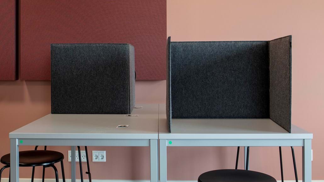 To Tyst skærme på bord på HØSD skole