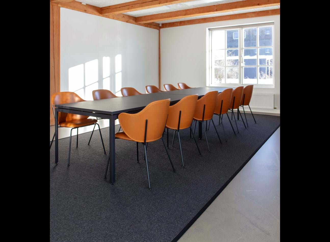 Opus tæppe dessin 1847 i mødelokale med 12 stole