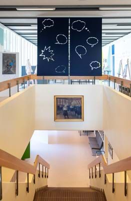 Covers, Middelfart gymnasium, talebobler ved trappe