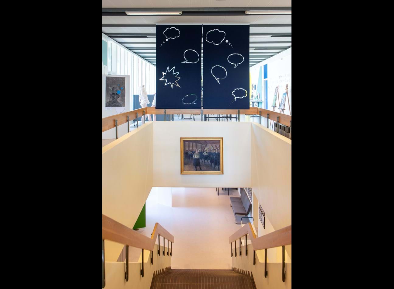 Covers, Middelfart gymnasium, talebobler ved trappe
