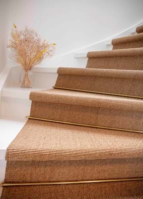 Trappeløber, boucle 345, 67 cm bred, trappestang poleret messing 82.jpg