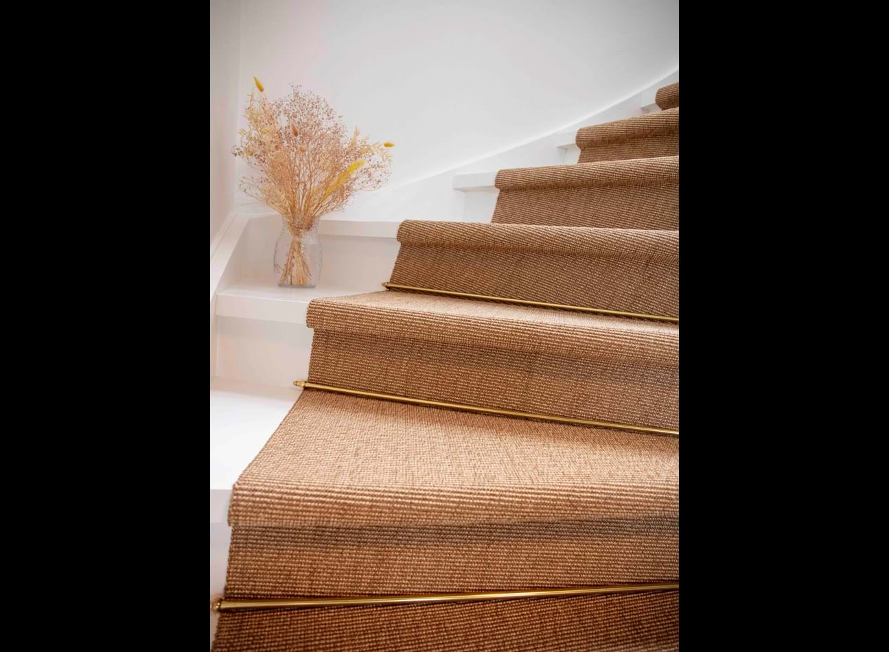 Trappeløber, boucle 345, 67 cm bred, trappestang poleret messing 82.jpg