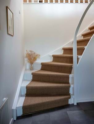 Trappeløber, boucle 345, 67 cm bred, trappestang poleret messing 88.jpg